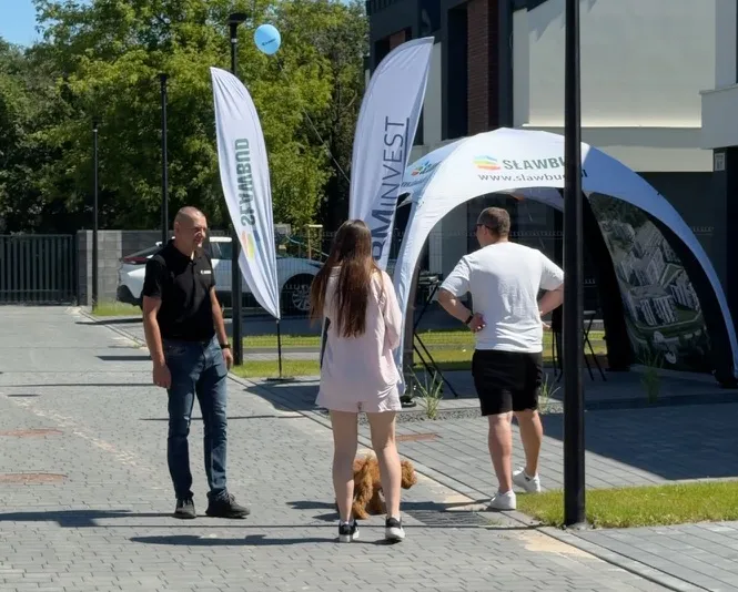 Ludzie rozmawiający podczas dnia otwartego Slow Life